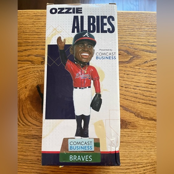 None Other - Ozzie Albies 2017- bobblehead doll- BRAVES
Still in box and original pkg.